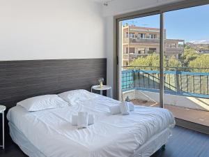 La pinede Apartement equiped with air conditioning and a pool!