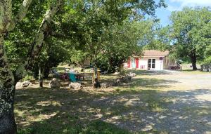 Maisons de vacances Beautiful Home In Courry With Kitchen : photos des chambres