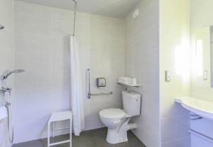 Hotels B&B HOTEL Orange : Chambre Double - Accessible aux Personnes à Mobilité Réduite 