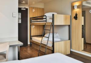Hotels B&B HOTEL Les Herbiers : photos des chambres