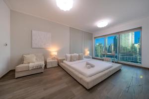 Top-Floor Luxury 2BR with Stunning Marina View