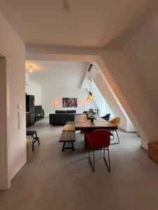 Design am Rhein I Zentral I 2BR I Aufzug I Dachterrasse I Parken I helloYOU apartments x BRIGHT Collection