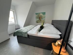 Design am Rhein I Zentral I 2BR I Aufzug I Dachterrasse I Parken I helloYOU apartments x BRIGHT Collection
