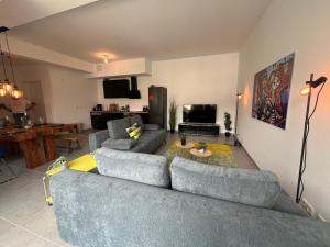 Design am Rhein I Zentral I 2BR I Aufzug I Dachterrasse I Parken I helloYOU apartments x BRIGHT Collection