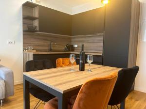 Apartment Gold Shine