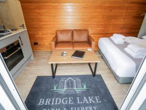 Acorn Lodge At Bridge Lake Farm & Fishery