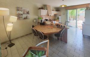 Maisons de vacances Stunning Home In Tourbes : photos des chambres