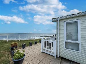 Stunning Caravan With Full Sea Views At Hopton Haven Ref 80044S