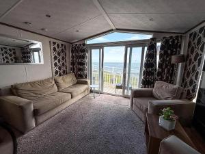 Stunning Caravan With Full Sea Views At Hopton Haven Ref 80044S