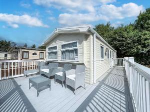 Wonderful 6 Berth Caravan At Breydon Water Holiday Park In Norfolk Ref 10002Sw
