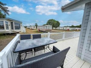 Stunning 4 Berth Lodge With Decking At Breydon Water In Norfolk Ref 10094B