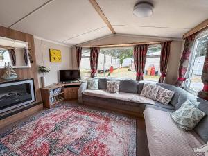 Superb 8 Berth Caravan At Caldecott Hall Country Park, Norfolk Ref 91055C