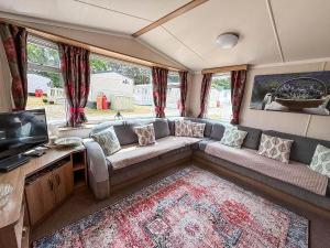 Superb 8 Berth Caravan At Caldecott Hall Country Park, Norfolk Ref 91055C