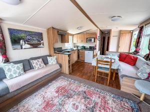 Superb 8 Berth Caravan At Caldecott Hall Country Park, Norfolk Ref 91055C