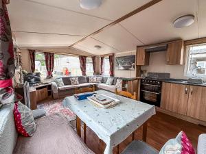 Superb 8 Berth Caravan At Caldecott Hall Country Park, Norfolk Ref 91055C