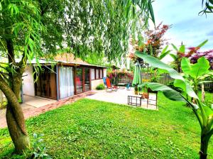 House & Yard Sesil M 110m to beach Kaprovani