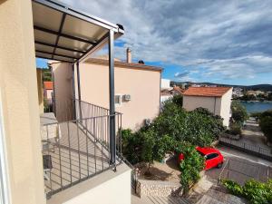 Spacious 2-bedroom apartment with terrace sea view