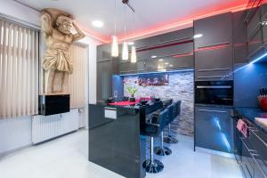 Hill & Bridge Residence