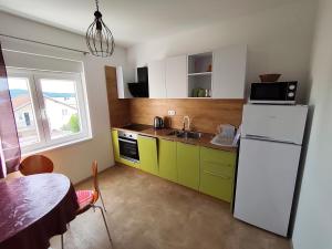 Spacious 2-bedroom apartment with terrace sea view