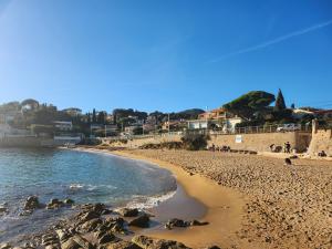 Appartements Charmant duplex vue mer panoramique sur le Golfe de Giens avec piscine : photos des chambres