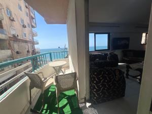 Sea view flat for FAMILY ONLY in Miami