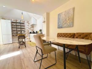 Bright Mews House with Garage in Heart of Cambridge