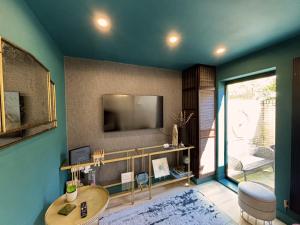 Bright Mews House with Garage in Heart of Cambridge