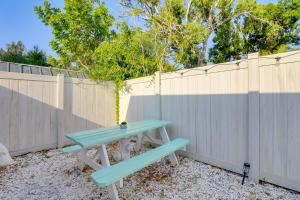 6 Mi to Dtwn Sarasota Apt with Patio and Fire Pit