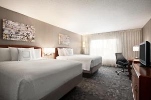 Queen Room with Two Queen Beds and Adapted Tub - Mobility and Hearing Accessible room in Courtyard Chicago Bloomingdale