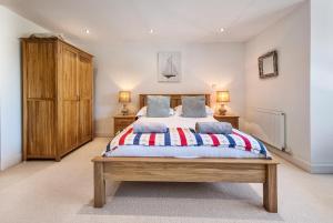 Point View - Award Winning Apartments with Private Hot Tub & Parking