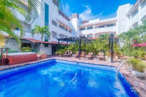 Ideal Group Getaway 4 blocks to the Beach & Pool