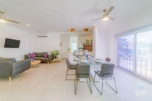 Ideal Group Getaway 4 blocks to the Beach & Pool