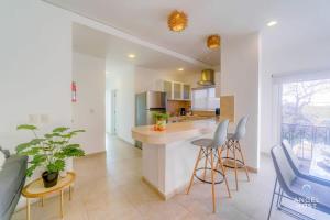 Ideal Group Getaway 4 blocks to the Beach & Pool