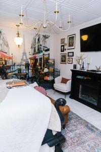 Hideaway Suites On 5th-Formally 5th East Hall