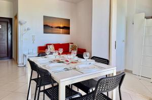 Orange Corner Apartment