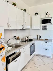 Orange Corner Apartment