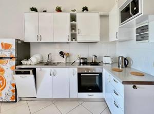 Orange Corner Apartment