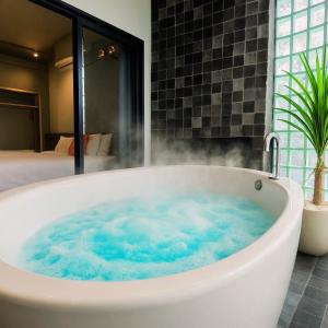 Bathtub, 2BR, 2BA, 120 Sqm, 6 Pax, Near BTS 7-11