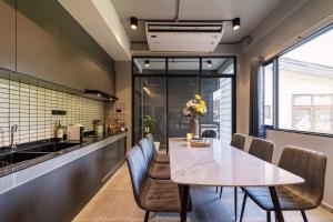 Bathtub, 2BR, 2BA, 120 Sqm, 6 Pax, Near BTS 7-11