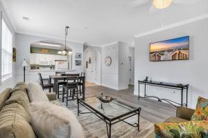 Angies Place w Golf Views Plus Huge Resort Pool