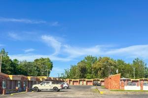 OYO Hickory House Inn