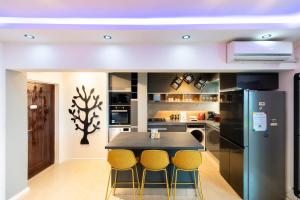 Ultra Modern 2BR Apartment - Walk Downtown and everywhere!