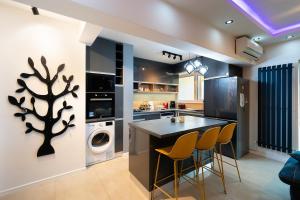 Ultra Modern 2BR Apartment - Walk Downtown and everywhere!