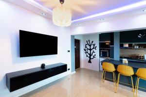 Ultra Modern 2BR Apartment - Walk Downtown and everywhere!