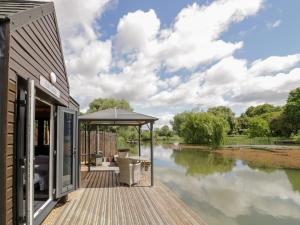 Oak Lodge At Bridge Lake Farm & Fishery