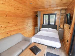 Oak Lodge At Bridge Lake Farm & Fishery