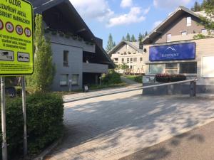 Family studio Resident s terasou, garáží, kuchyňskou linkou, vhodné i pro rodiny s dětmi, u sjezdovky pro děti, bobové dráhy, FREE PARKING, FREE WIFI, výhled do zahrady s posezením na terase, dětské hřiště v areálu - 3hvězdičkové hotely ve městě Harrachov