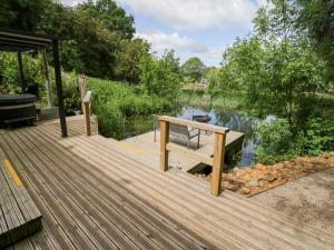 The Shepherds Hut at Bridge Lake Farm & Fishery