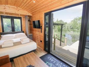 The Shepherds Hut at Bridge Lake Farm & Fishery