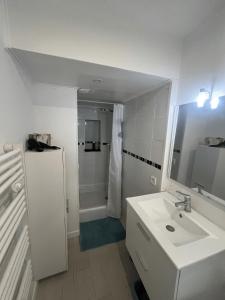 Maisons de vacances Maison calme et climatisee - Proche Nimes & Arles : Maison de Ville 2 Chambres